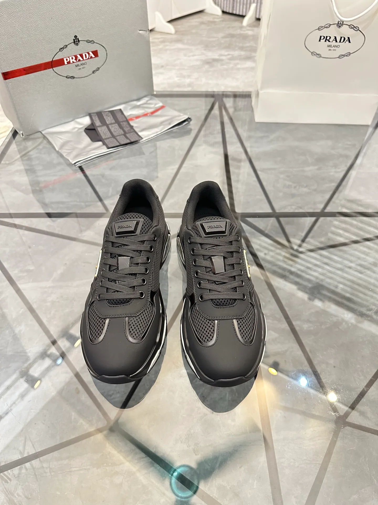 Men's shoes for sale 💰: 💰P660¥ High-end top quality Product trademark: Prada *"Prada*" low-top casual shoes Regular size: 38-45 (can be customized to 46) Product materials: Upper imported first-layer cowhide spliced ​​with original fabric, breathable lining, cowhide foot pads, original air cushion outsole. No.: 001